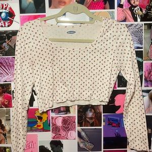 Long sleeve raw hem old navy crop top with small flower pattern